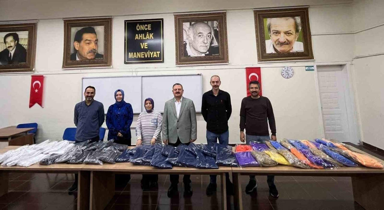 Gediz Halk Eğitimde üretilen kışlıklar ihtiyaç sahiplerine ulaştırılacak