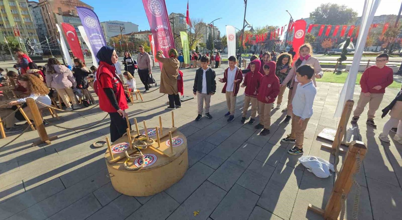 Geleneksel Oyun Tırı Kütahyada çocuklarla buluştu