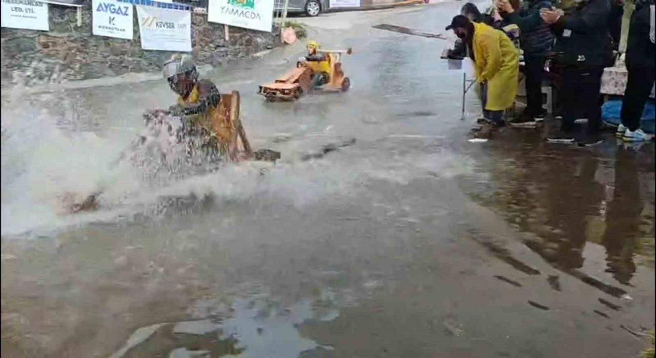 Geleneksel tahta araba yarışlarına yağmur da engel olamadı