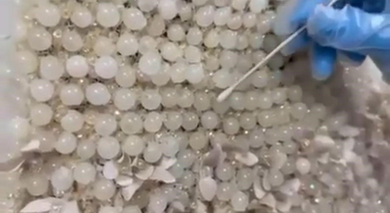 Gelinliğin üzerine boncuk şeklinde işlenmiş 25 kilo uyuşturucu ele geçirildi