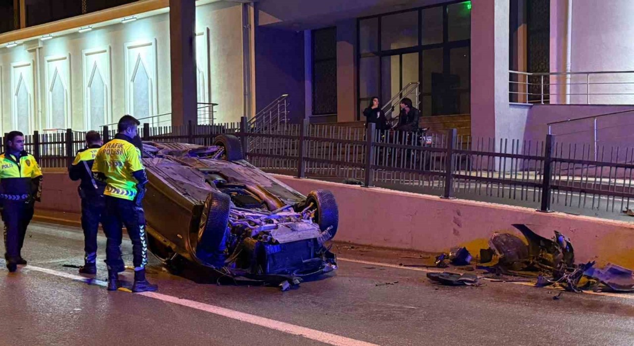 Gemlikte otomobil takla attı: 3 yaralı