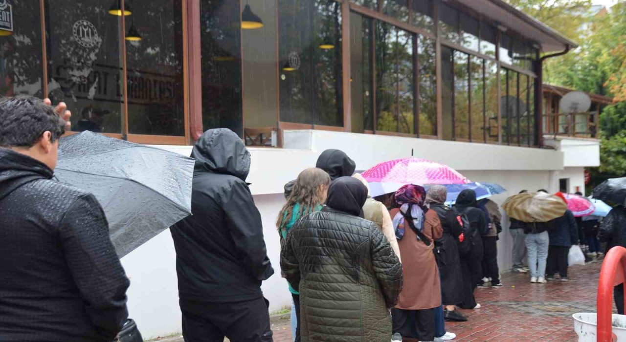 Genci, yaşlısı Bilkart alabilmek için yağmurda saatlerce beklerken, belediyeye tepki gösterdiler