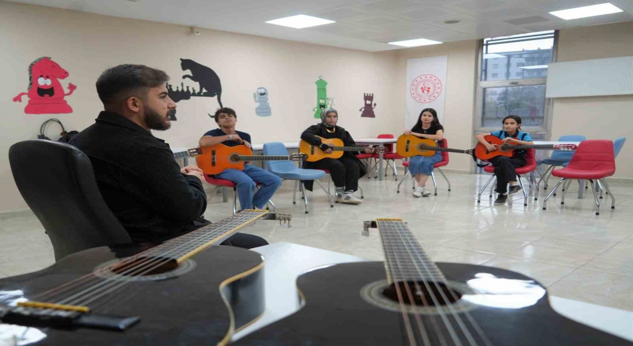 Gençlik Merkezinde gençler sanatı keşfediyor