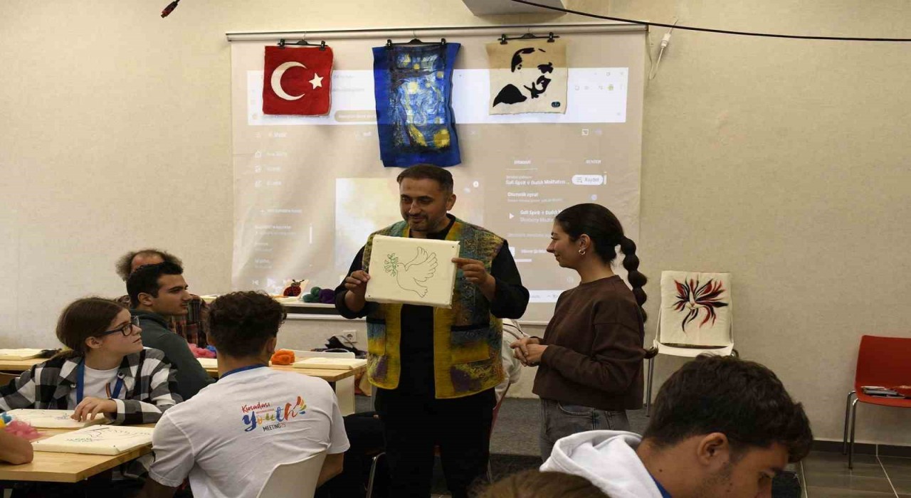 Gençlik Toplantısı Keçe Atölyesiyle renkli anlara sahne oldu