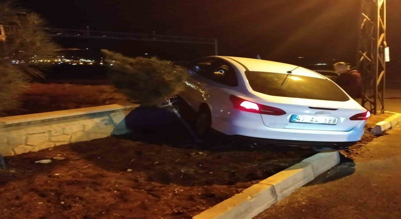 Gercüşte otomobil istinat duvarına çarptı