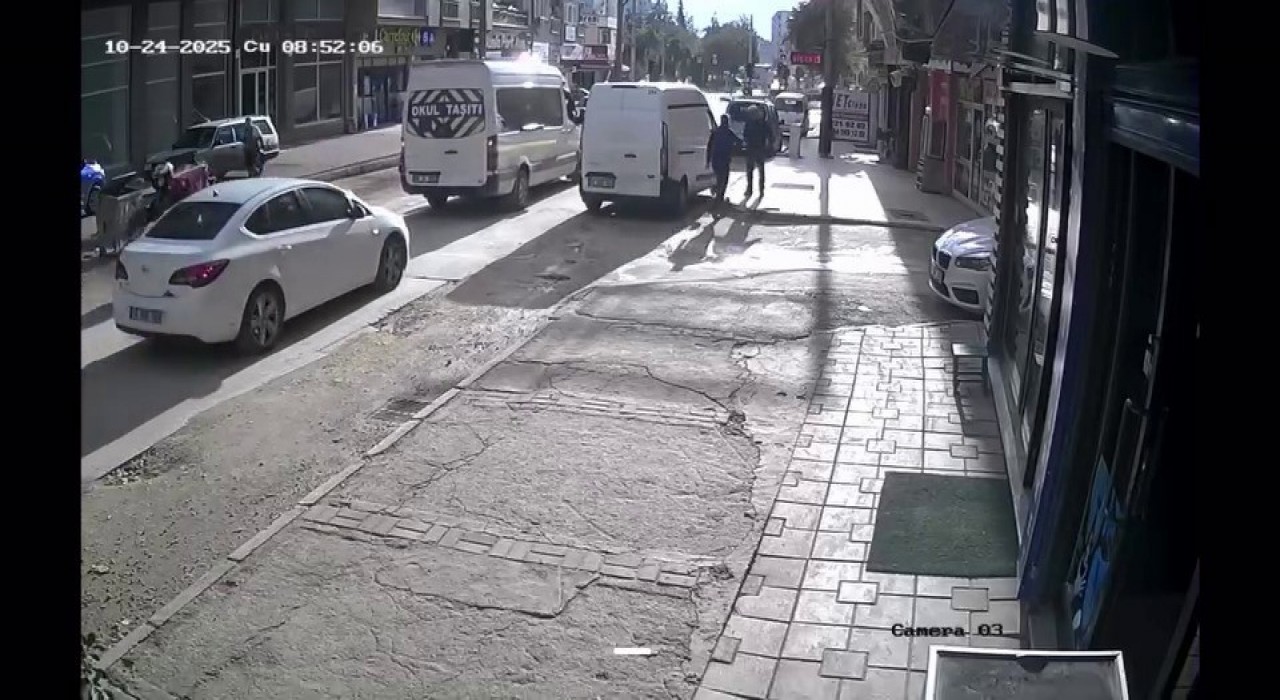 Geri manevra yaparken yayayı böyle yere serdi: Görünmez kaza kamerada