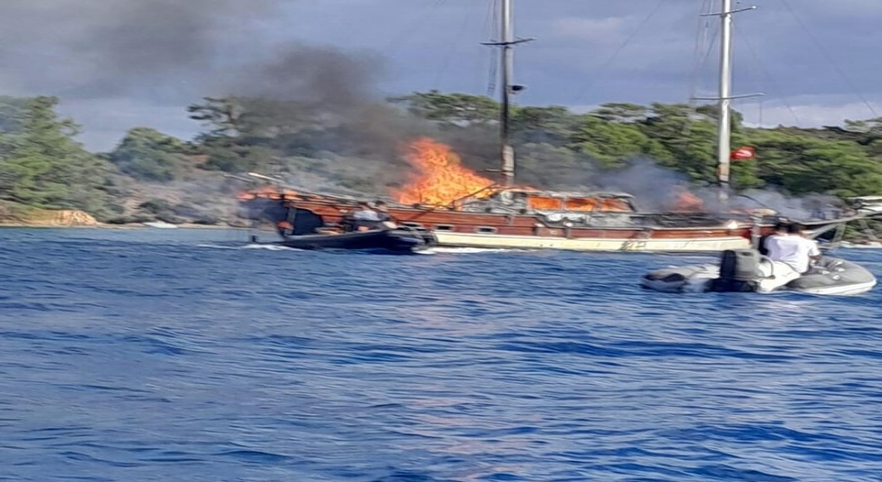 Göcekte tekne yangını