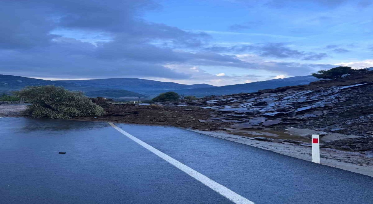 Gökçeadada sel; bazı iş yerleri ve evler sular altında kaldı toprak kayması yolları kapattı