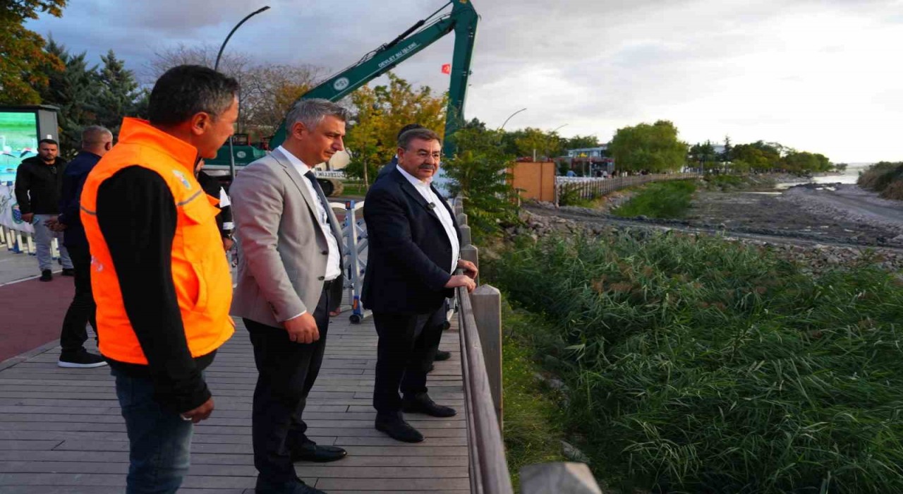 Gölbaşı Belediyesinden doğaya nefes: Mogan Gölünde 2. Etap temizlik çalışmaları başladı