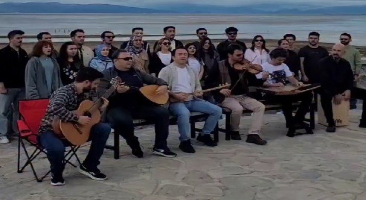 Göldeki mini adada türkülerle Beyşehir Gölü kurumasın farkındalık etkinliği