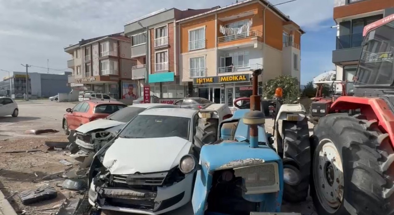 Gönende kontrolden çıkan tır, park halindeki 8 araca çarptı