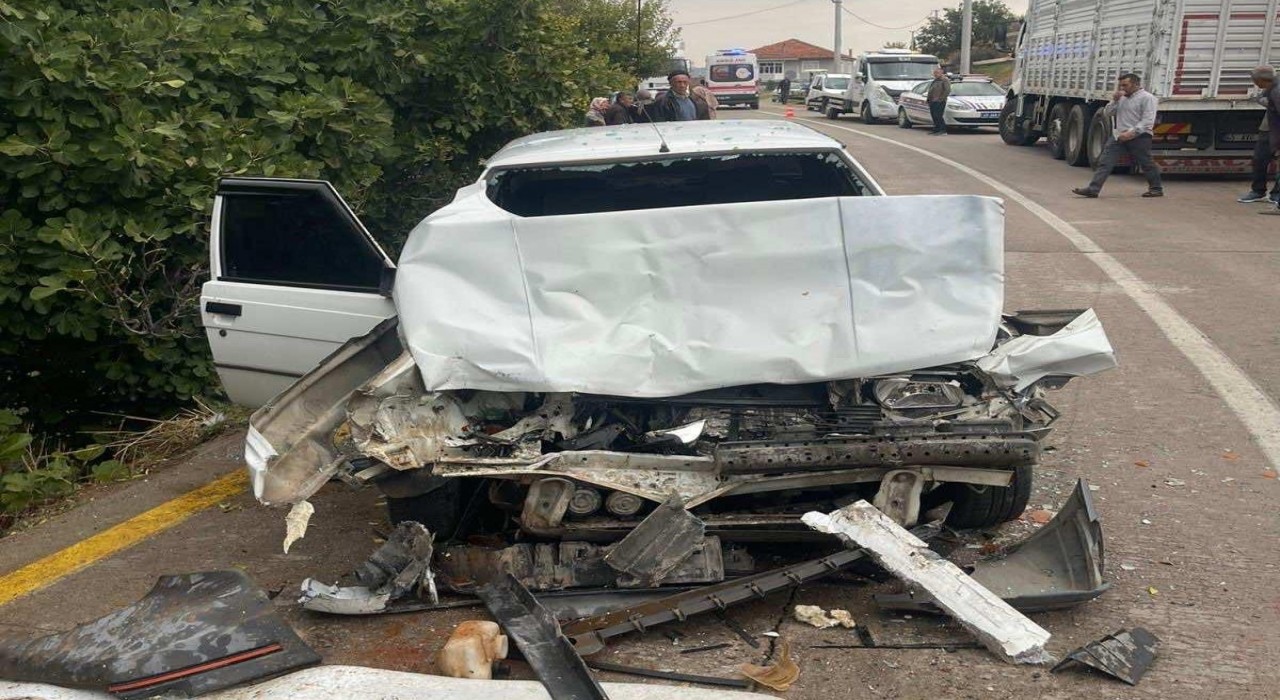 Gördeste iki araç kafa kafaya çarpıştı: 4 yaralı