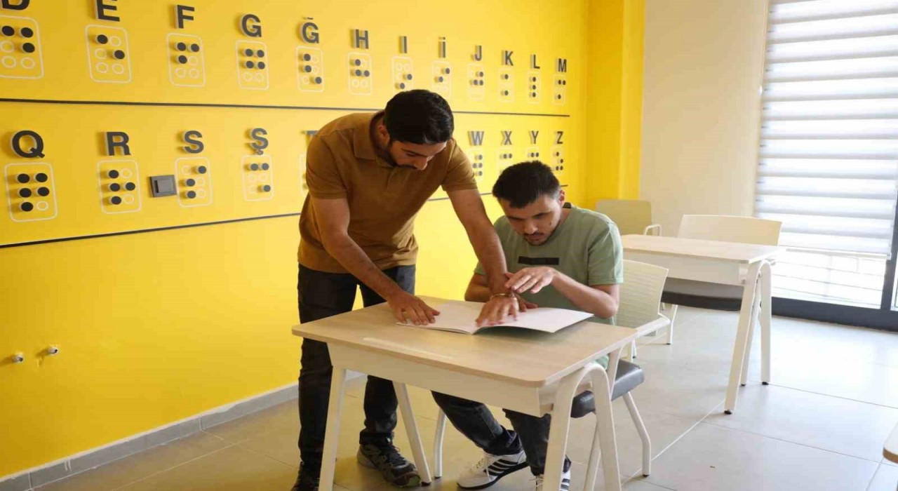 Görme engelli eğitmen öğrencilerine bağımsızlığı hediye ediyor