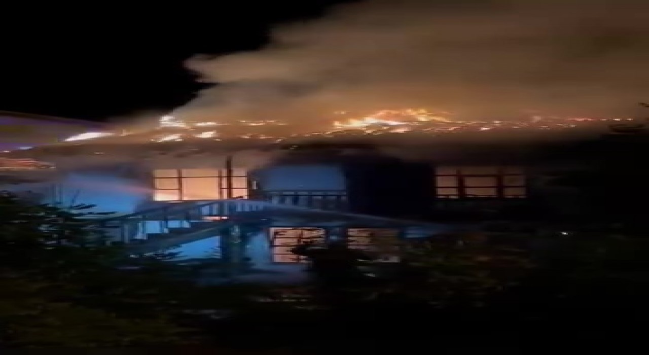 Gümüşhacıköyde yangında 2 ev zarar gördü