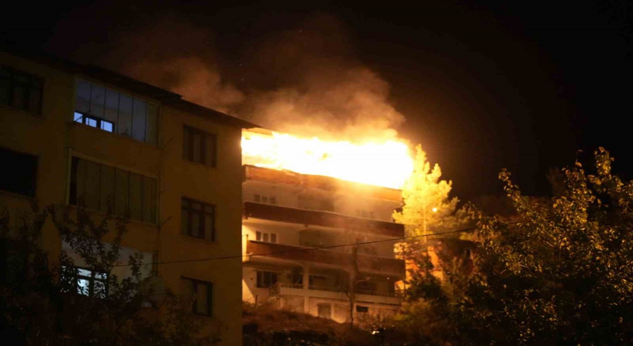 Gümüşhanede 4 katlı binada çıkan yangın paniğe neden oldu