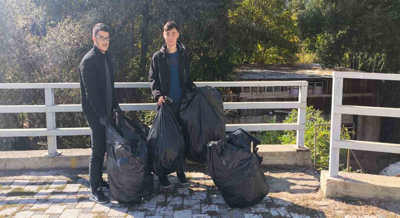 Gümüşhanede üniversite öğrencileri Harşit Çayını çöplerden arındırdı