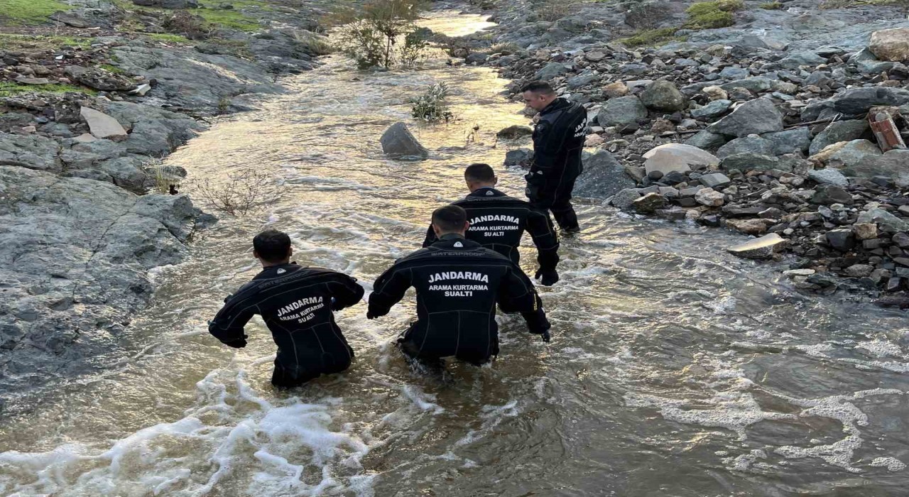 Gün aydınlandı, selde kaybolan vatandaşı bulma çalışmaları yeniden başladı