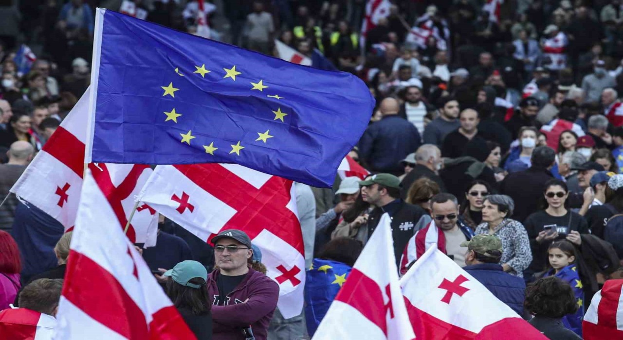 Gürcistanda yerel seçim protestolarında sokaklar savaş alanına döndü