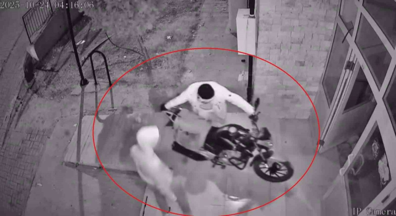 Güvenlik kamerasına yakalanan hırsızlar, çaldıkları motosiklete kendi malları gibi binip gittiler