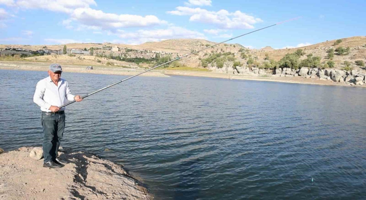 Güzelyurt Göletinde vatandaşların balık tutma keyfi