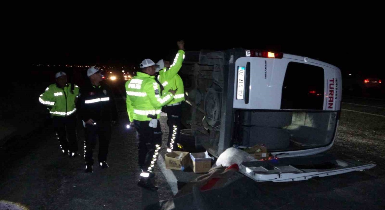 Hafif ticari araçla çarpışan tur midibüsü devrildi: 13ü öğrenci 14 kişi yaralandı