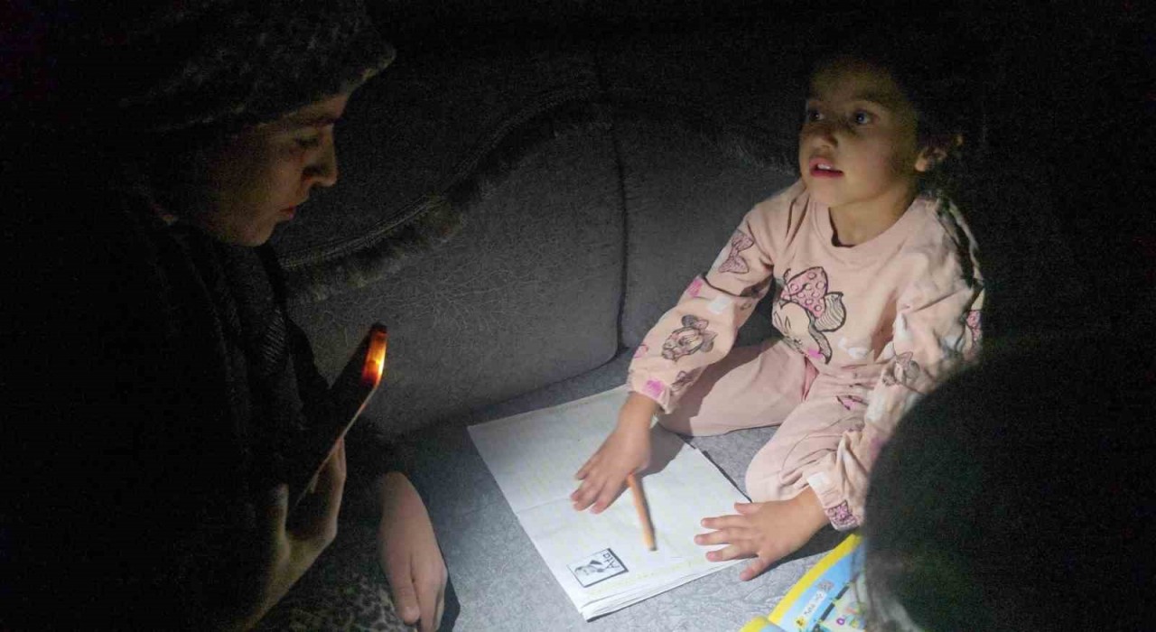 Hakkaride karanlıkta ders: Akbay ailesi elektrik istiyor