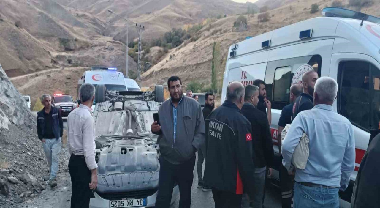 Hakkaride kontrolden çıkan otomobil takla attı: 3 yaralı