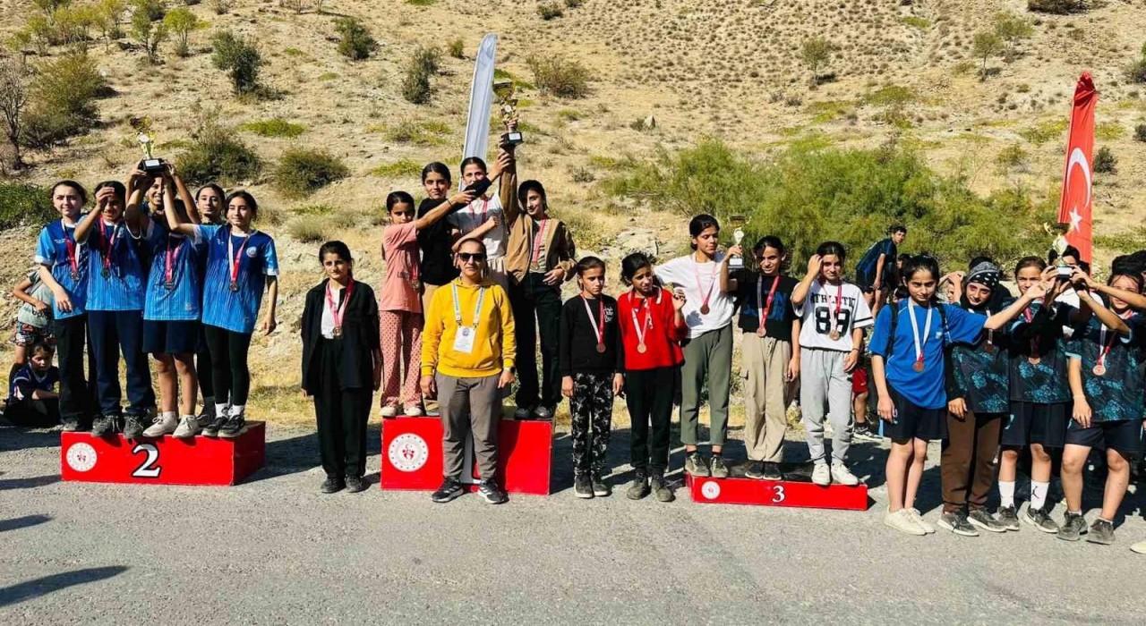 Hakkaride Okul Sporları Kros Yarışları yapıldı