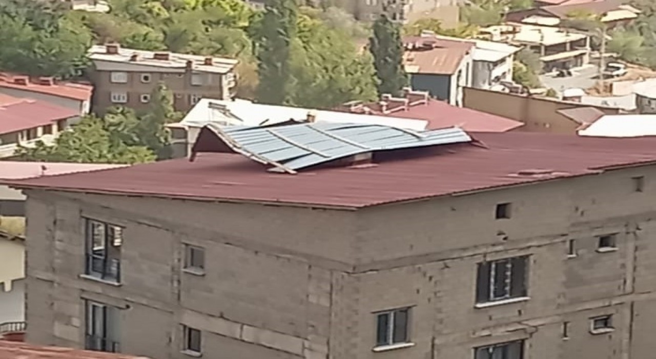 Hakkaride şiddetli rüzgar çatılara zarar verdi