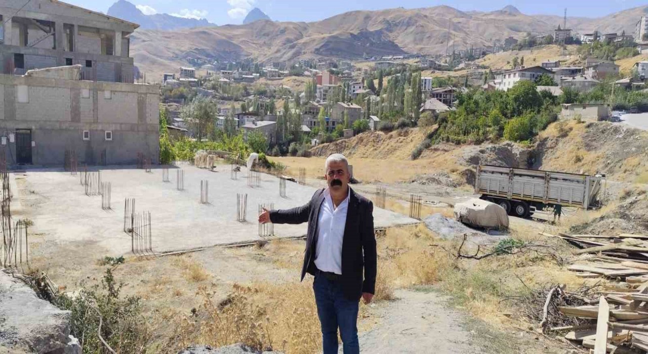 Hakkaride temeli atılan cami destek bekliyor