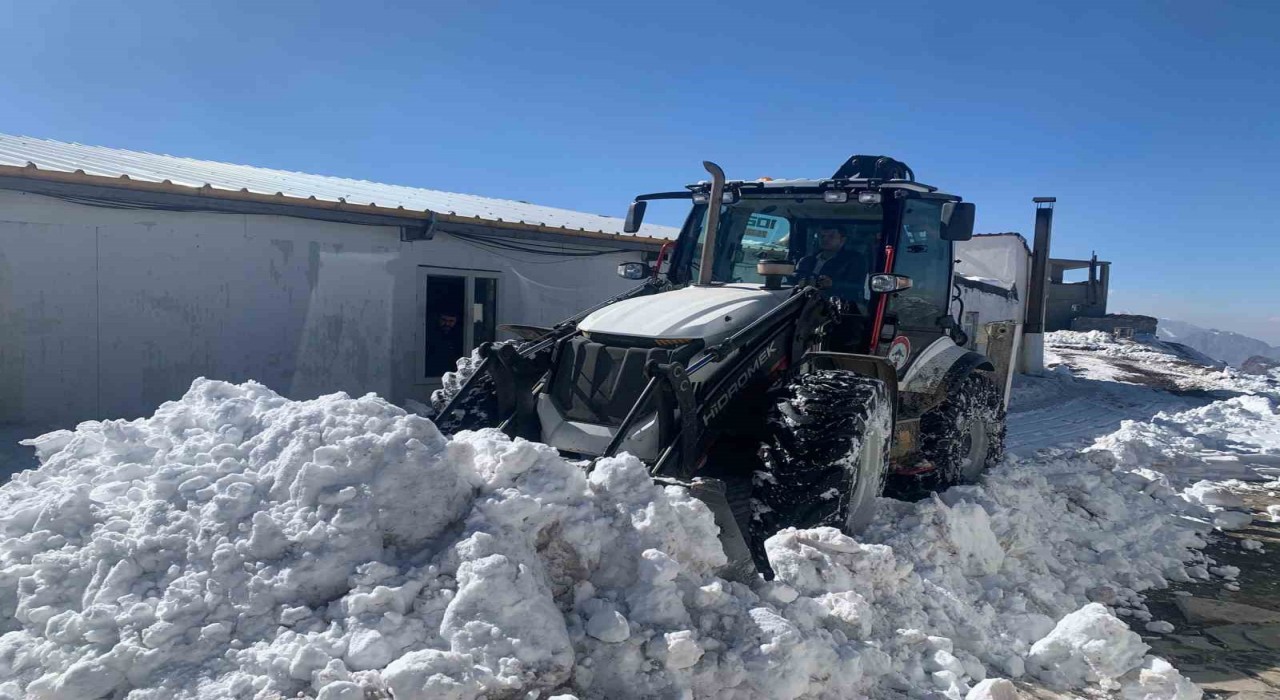 Hakkarideki üs bölgesinde karla mücadele çalışması