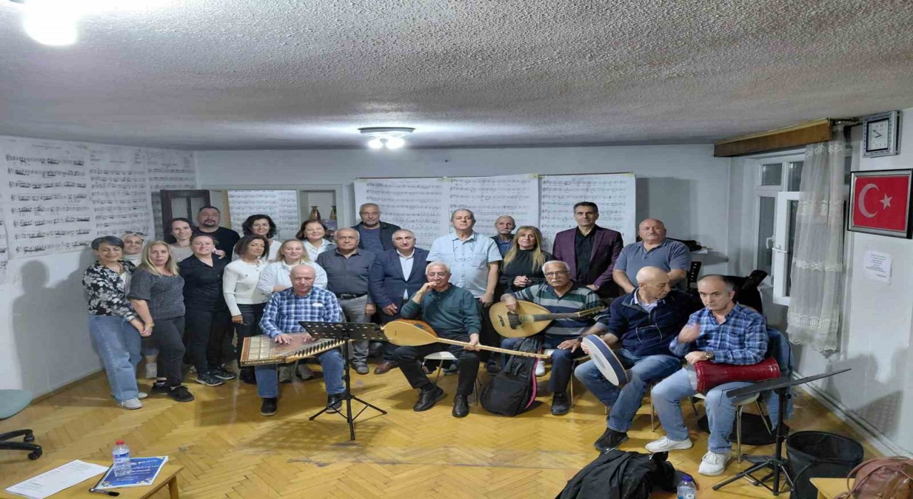 Halk müziği aşıkları Gökkuşağı Halk Müziği Korosunda bir araya geldi
