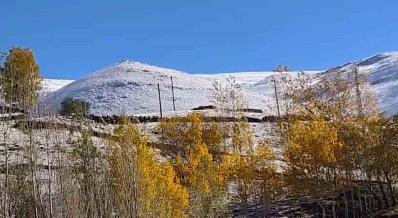 Hamurdaki Karlıca köyünde dağlar karla kaplandı, kartpostallık manzaralar oluştu