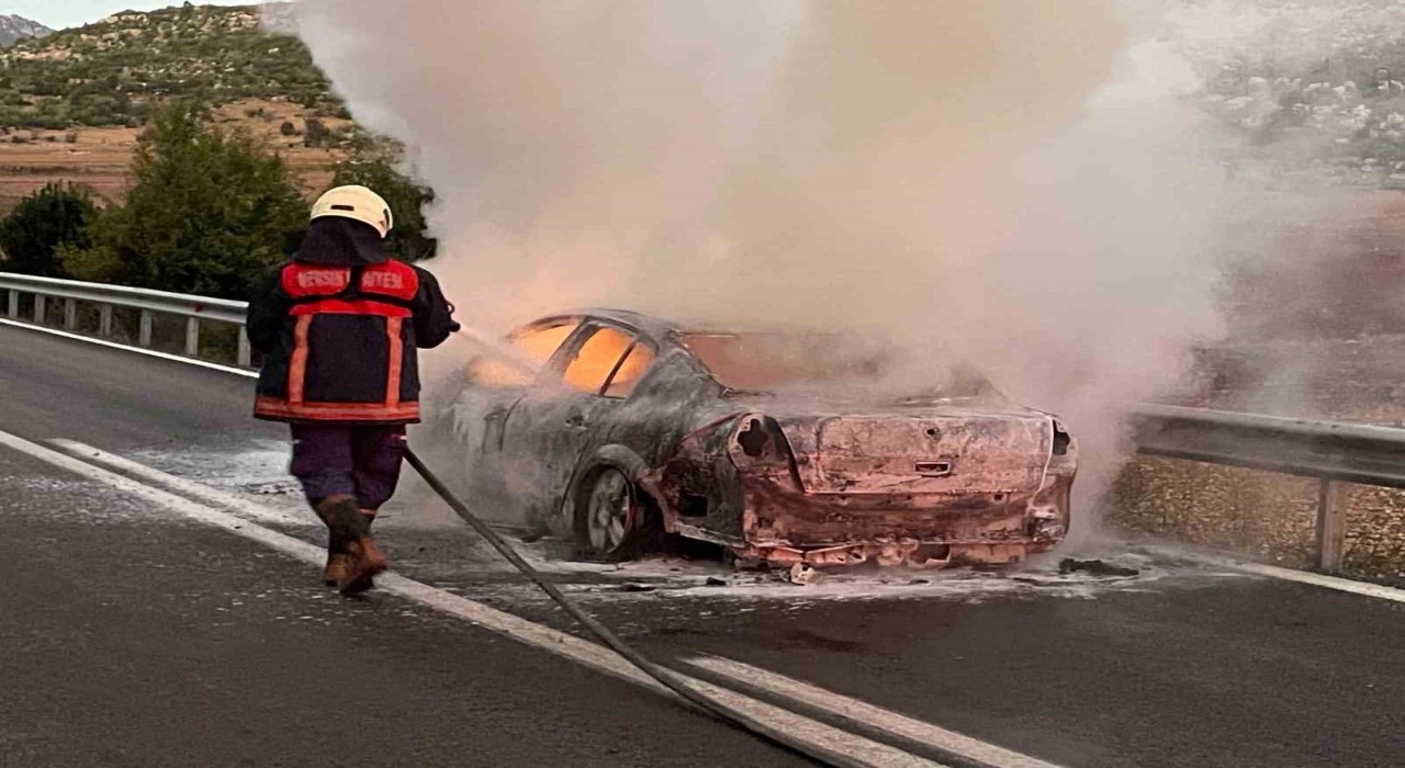 Hareket halindeki otomobil alev topuna döndü