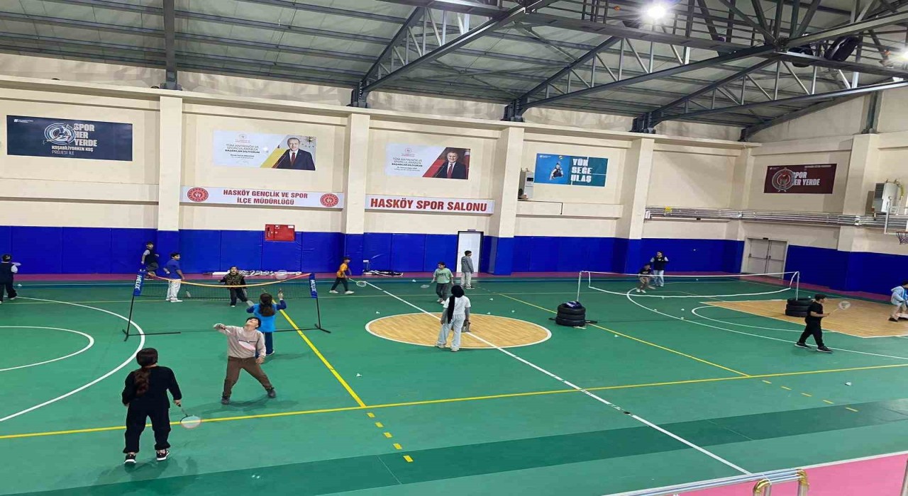Hasköyde badminton antrenmanları yoğun katılımla sürüyor