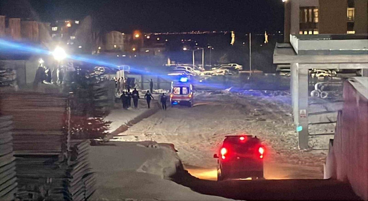 Hastane şantiyesinde bıçaklı kavga: 1i ağır 4 yaralı