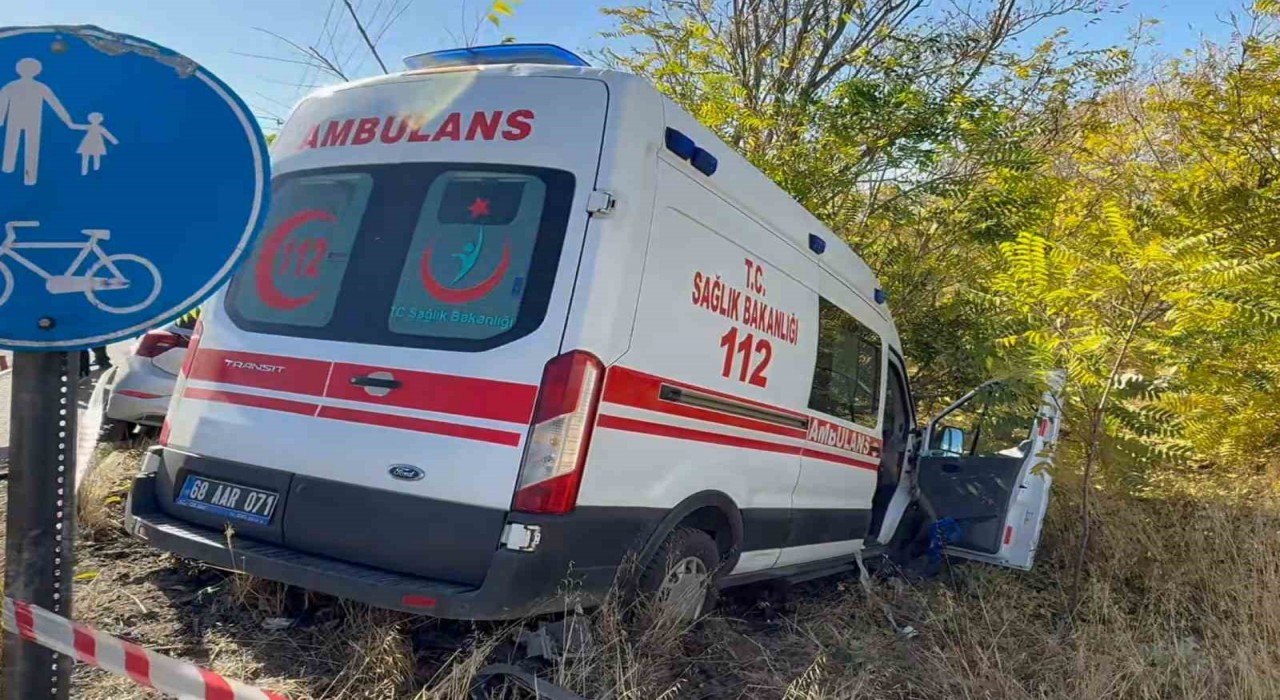 Hastaneye giden doktorun aracı ile hasta taşıyan ambulans çarpıştı: 1i doktor 7 yaralı
