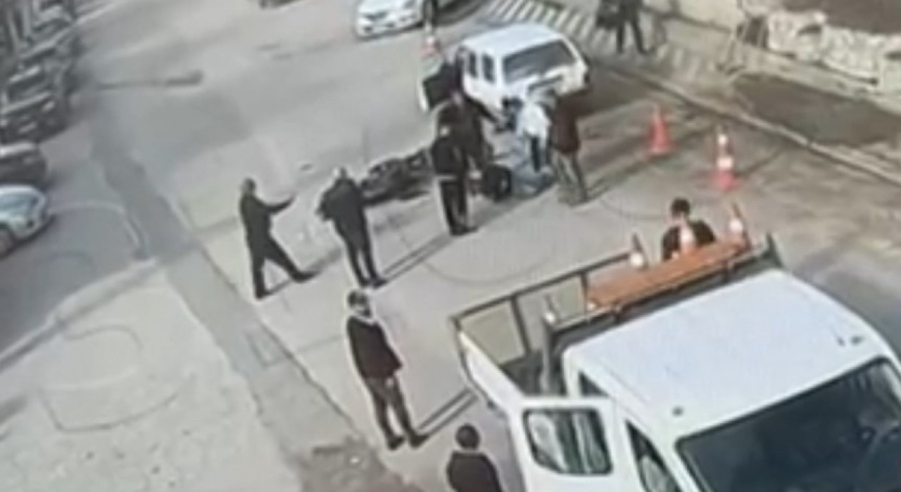 Hatalı sollama yapan motosiklete otomobil çarptı