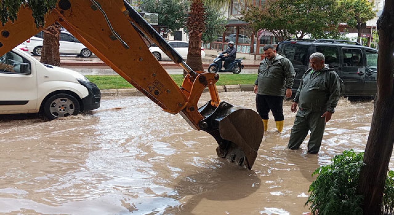 Hatay Belediyesi’nden Sağanak Yağışa Karşı Koordineli Müdahale