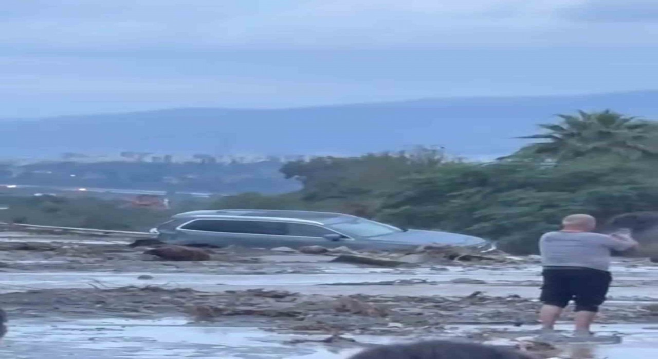 Hatayda heyelanın kapattığı otoyolda ulaşım durdu