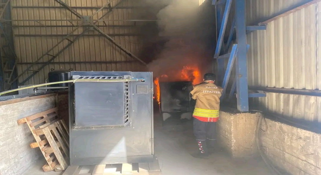 Hatayda iş yerinde çıkan yangını itfaiye söndürdü
