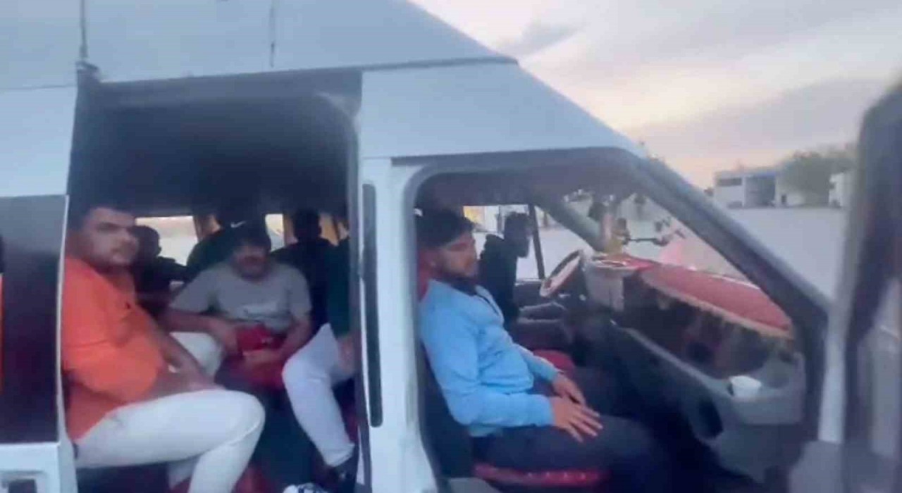 Hatayda minibüs dolusu göçmen yakalandı