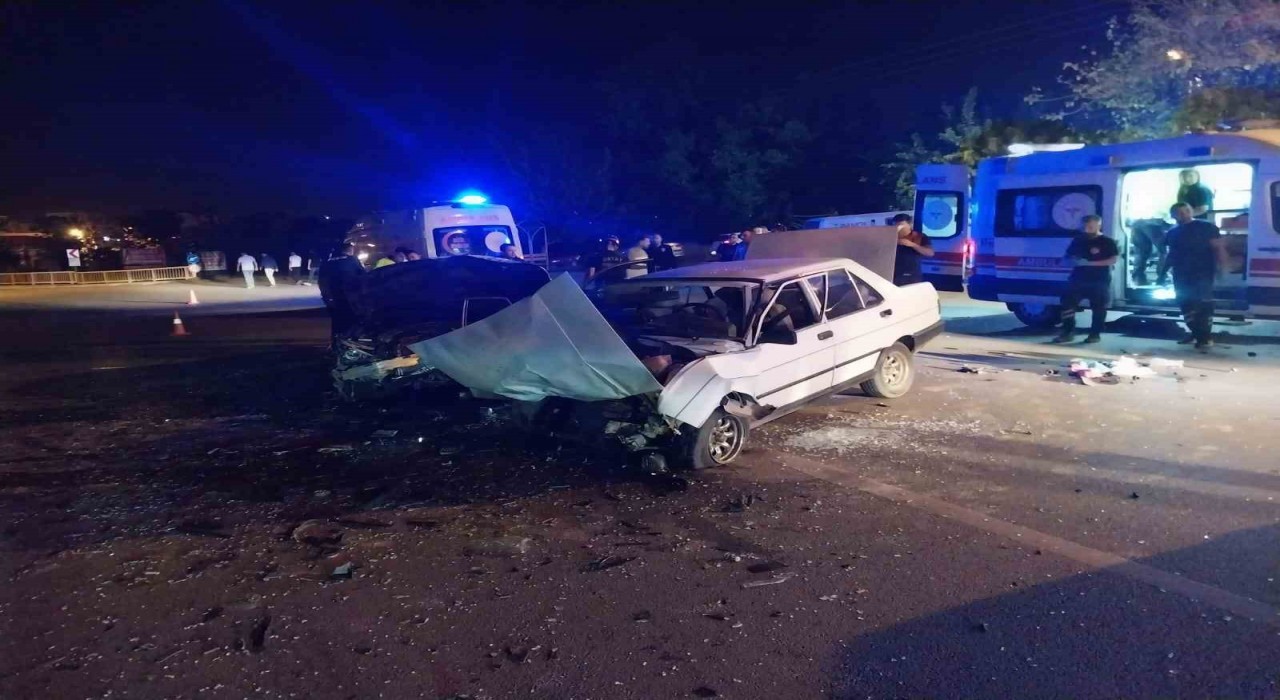 Hatayda otomobiller çarpıştı: 1i bebek 6 yaralı