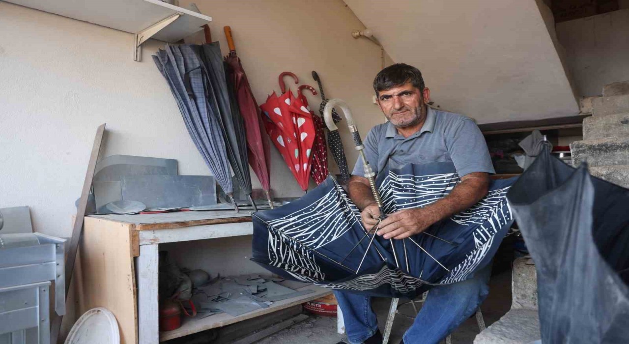 Hatayda şiddetli yağışlar şemsiye tamircisinde yoğunluğu artırdı