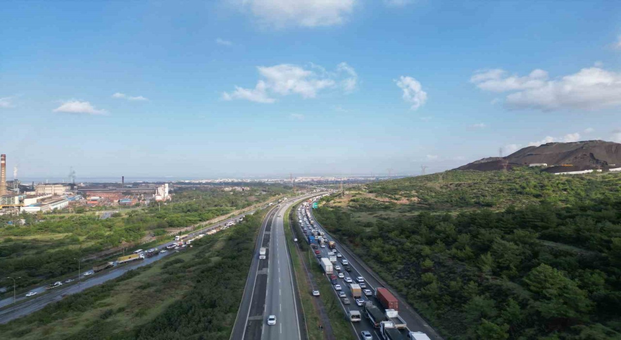 Heyelanın kapattığı yolda kilometrelerce araç kuyruğu oluştu