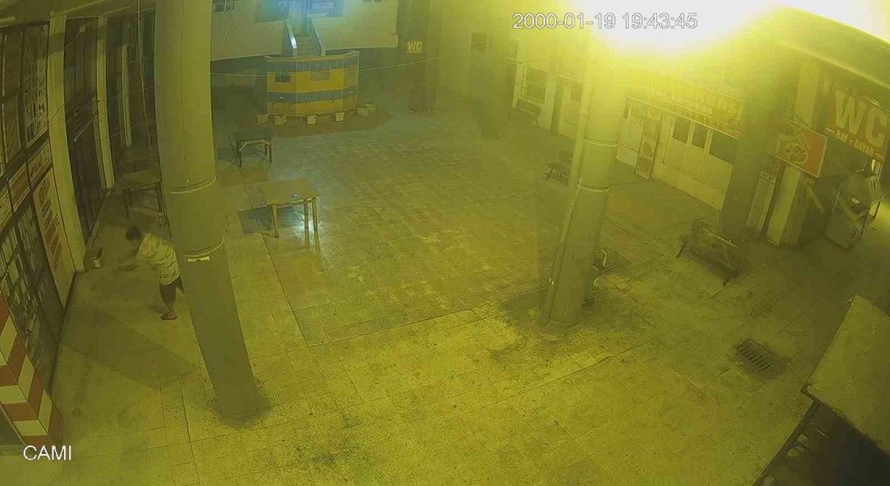 Hırsızlık anları kamerada: Parası bitince iş yeri soyan şüpheli tutuklandı