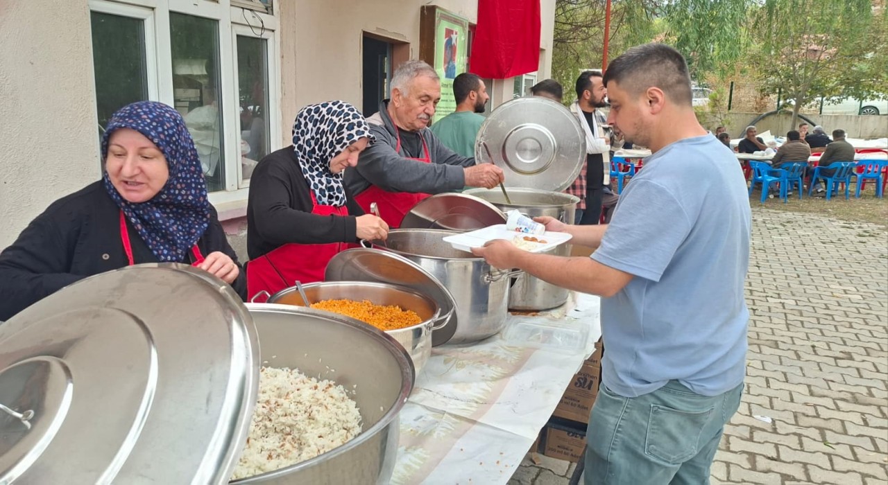 Hisarcık Yukarı Yoncaağaç köyünde 13 yıldır sürdürülen hayır yemeği geleneği