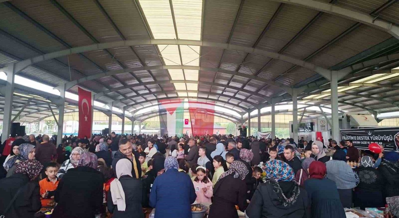 Hisarcıkta Filistin için kurulan hayır çarşısına yoğun ilgi