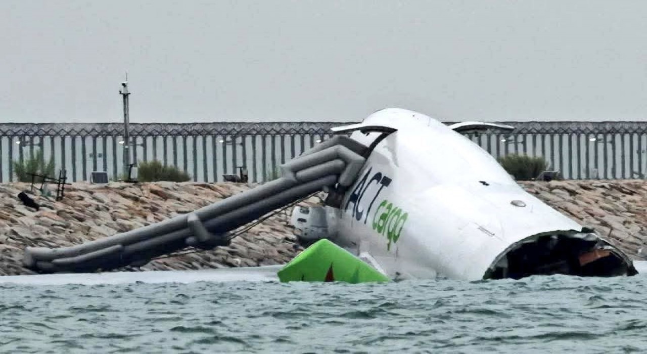 Hong Konga inişi sırasında pistten çıkan kargo uçağı denize sürüklendi