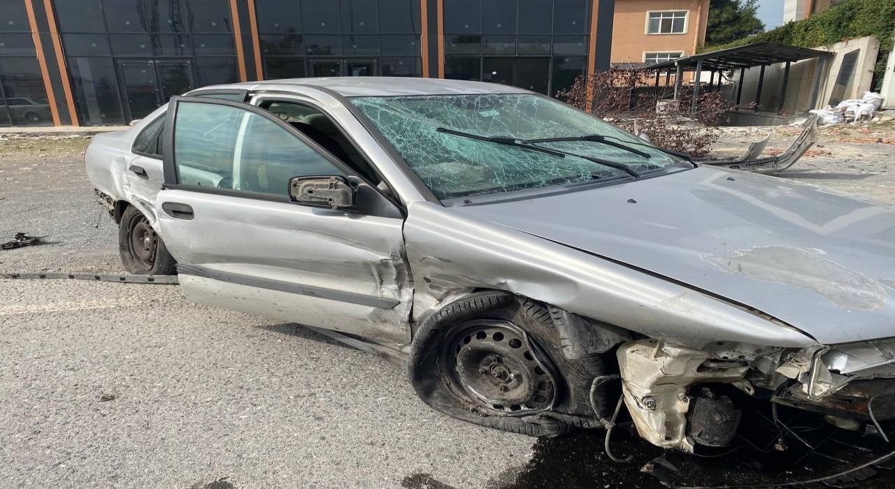 Hurdaya dönen otomobilden yaralı kurtuldu